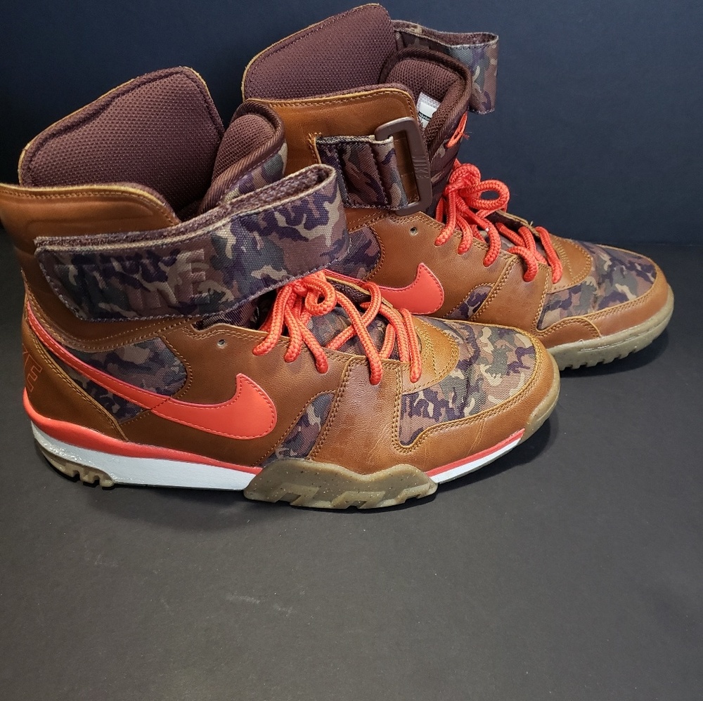 NIKE AIR SHARK TRAINER size 10.5